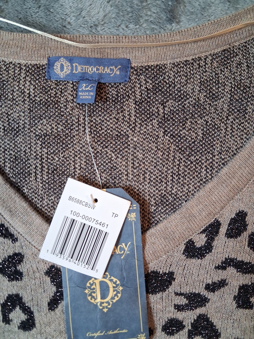 Democracy Top NWT Womens Taupe Animal Print XL Vneck Sweater Leopard - Picture 3 of 7